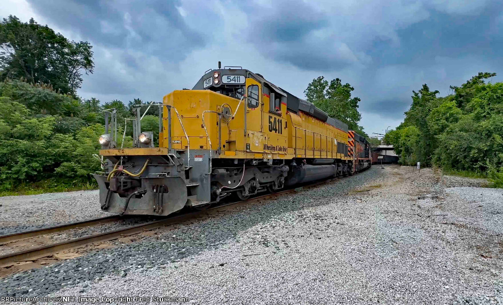 WE 5411 leads 712 into Akron.